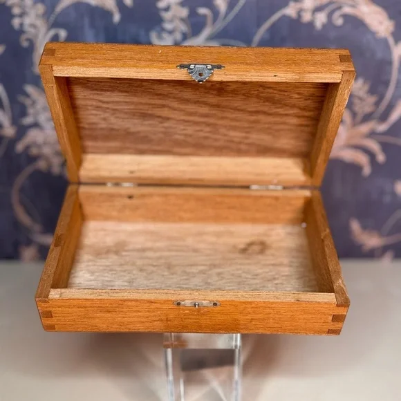 Vintage Estate Wooden Storage Box with Metal Clasp and Dovetailed Edges - Picture 3 of 10